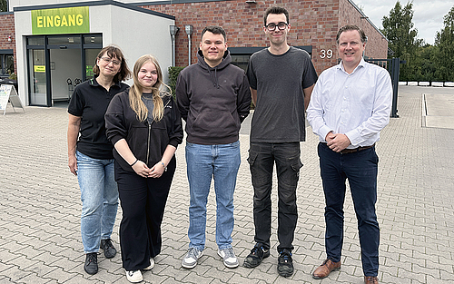 Auszubildende und duale Studenten der Heidesand mit Geschäftsführer Lorenz Baden und Auszubildenden-Betreuerin Sigrid Häntzschel vor dem Heidesand Gebäude in Scheeßel