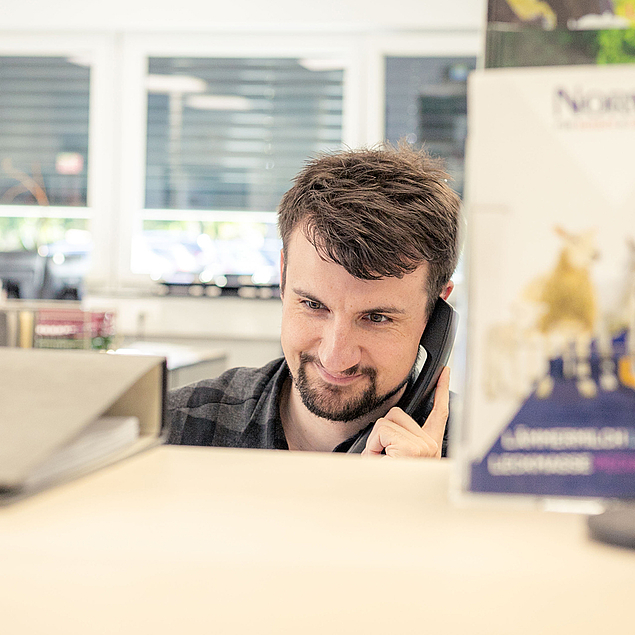 Student berät am Telefon