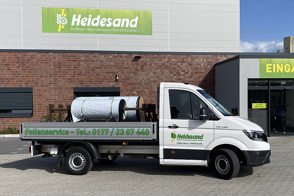 Foto des Folienwagens vor der Geschäftsstelle in Scheeßel